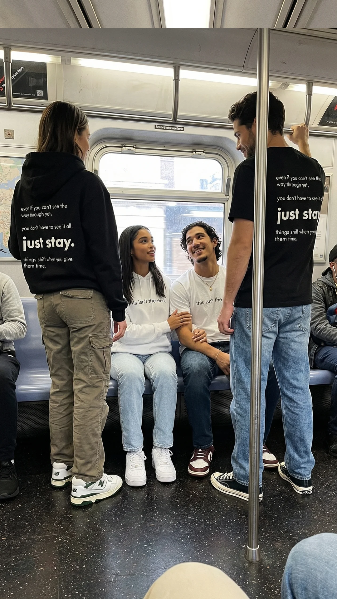 Sudadera con capucha "Este no es el final"