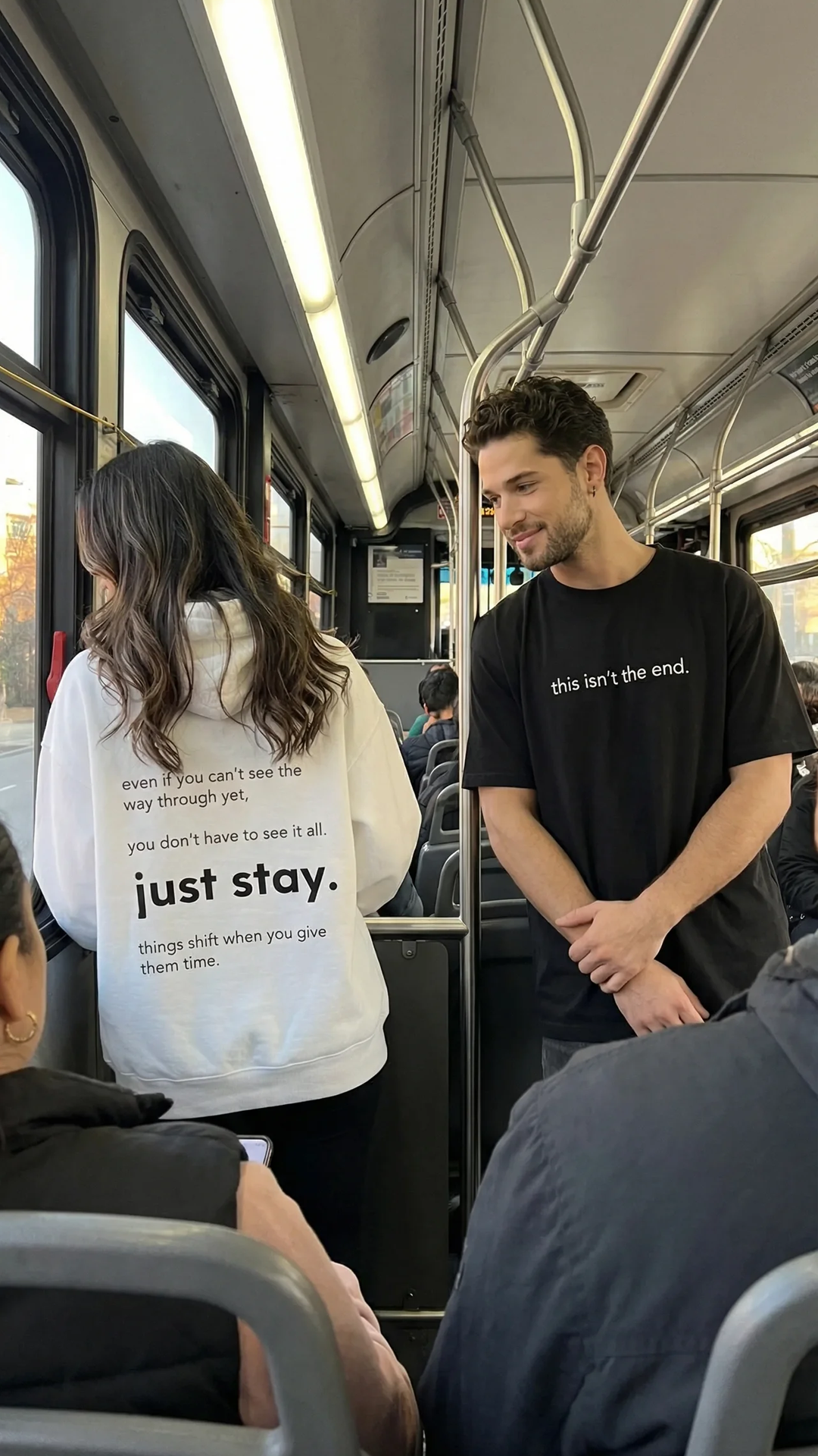 Sudadera con capucha "Este no es el final"